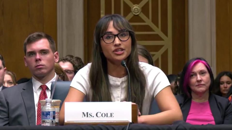 Chloe Cole pide prohibir procedimientos transgénero en niños